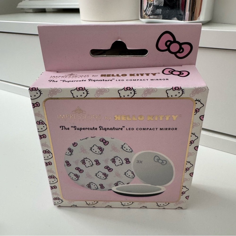 Impressions Vanity Hello Kitty "Supercute Signature" LED Compact Mirror - White